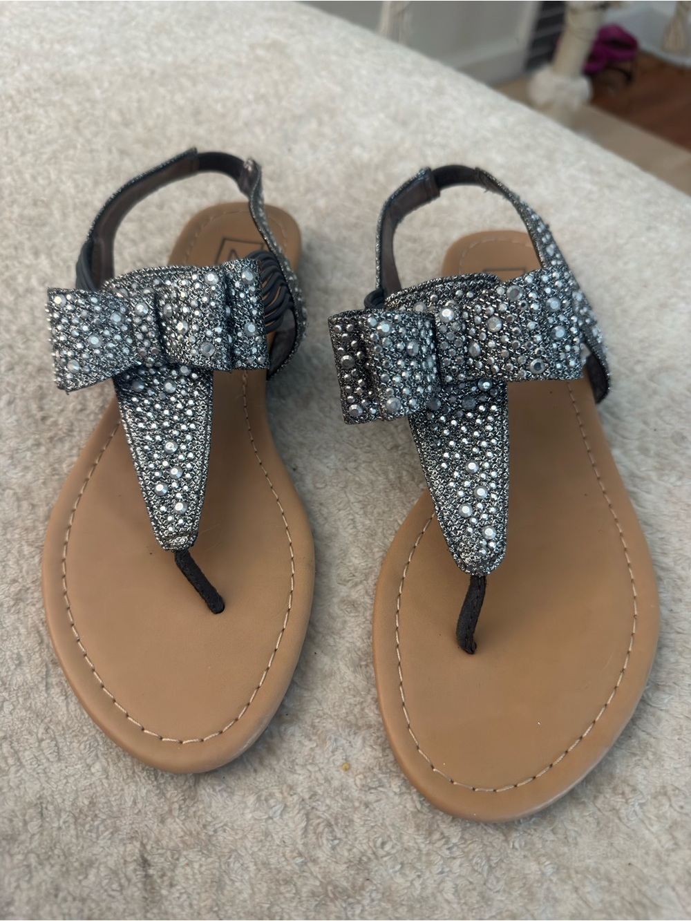 Material Girl Macy’s Pewter Gray Rhinestone Bow Thong Sandals Size 7